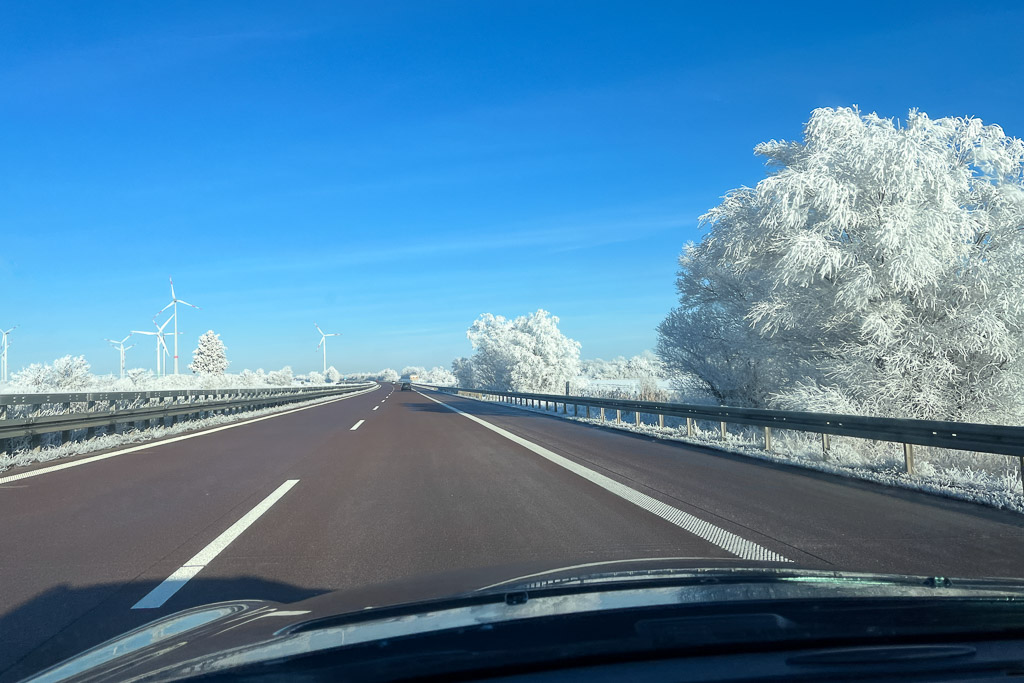 Autobahn A14 bei Halle (Saale) mit schneebedeckten Bäumen und blauem Himmel