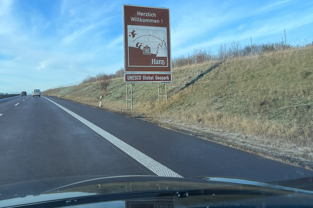 Autobahn A36 mit Hinweischild Willkommen im Harz