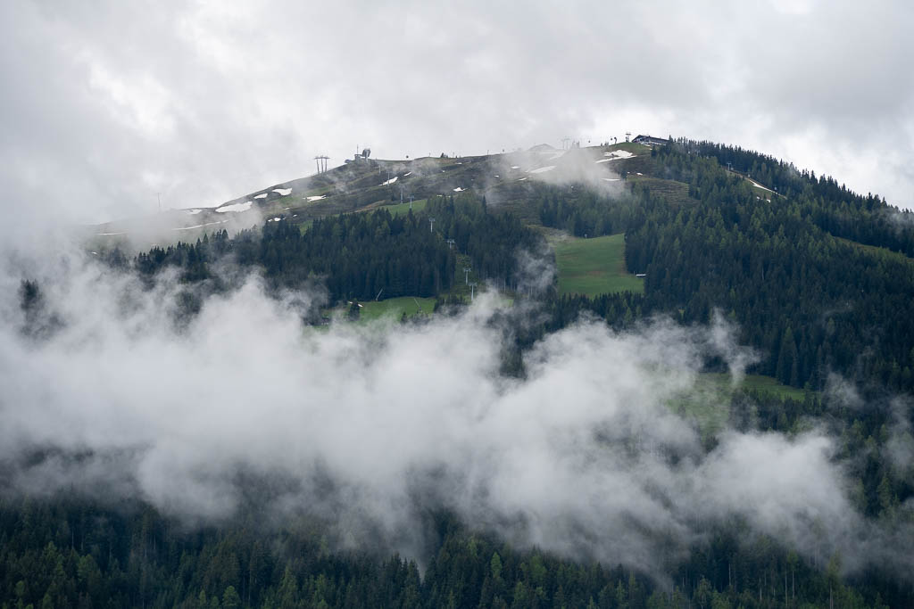 Wiedersbergerhorn in Wolkenstimmung mit Seilbahn