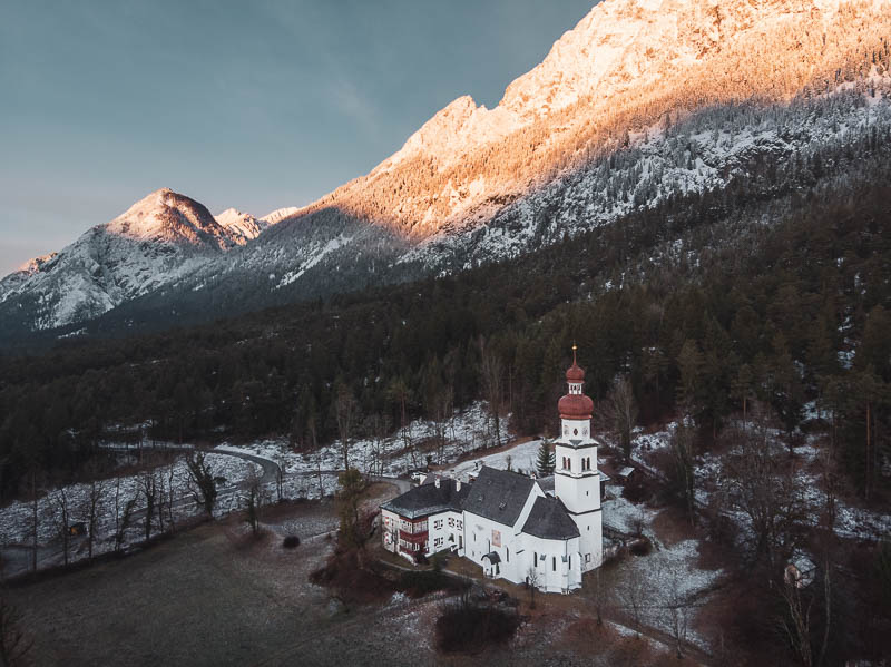 Gnadenwald in Tirol mit Alpenglühen zum Sonnenaufgang