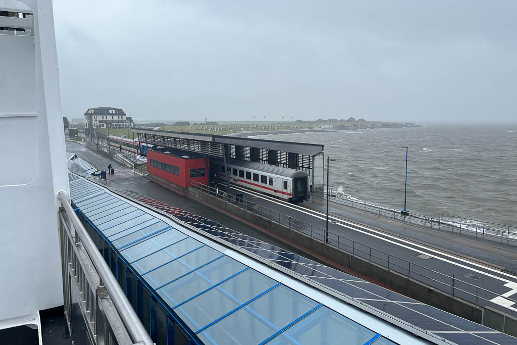 Blick von der Fähre auf den Bahnhof von Dagebüll Mole