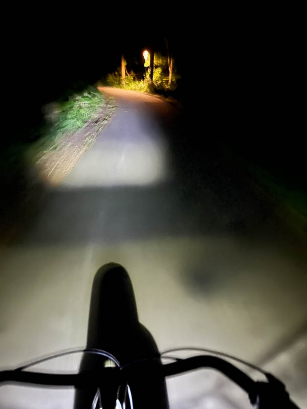 Nachts mit dem Rad auf der Fahrt über die Insel Amrum