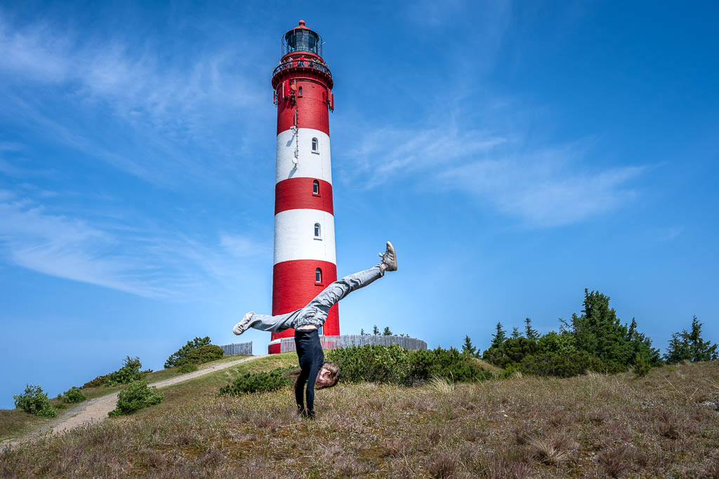 Handstand vor dem Leuchtturm Amrum