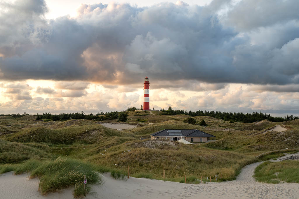 Leuchtturm Amrum zum Sonnenuntergang am Campingplatz in den Dünen