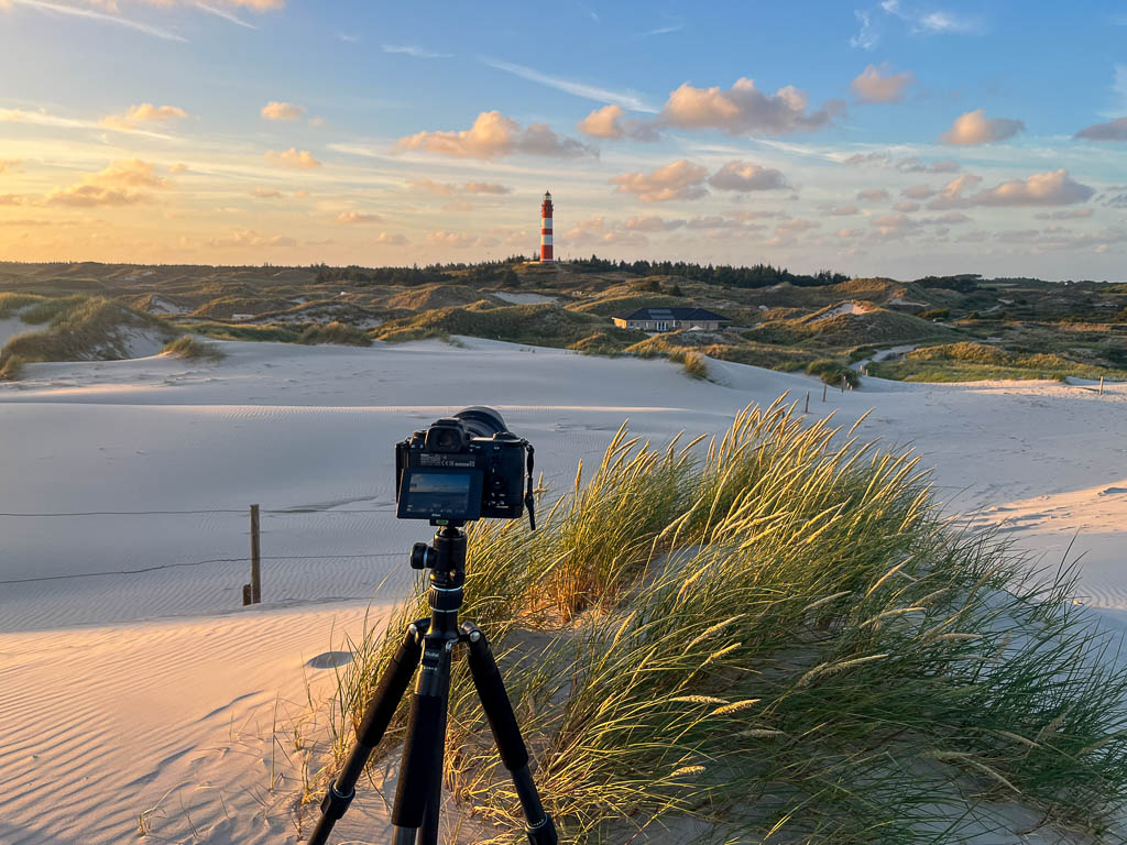 Fotografieren über den Dünen von Amrum mit Blick auf den Leuchtturm