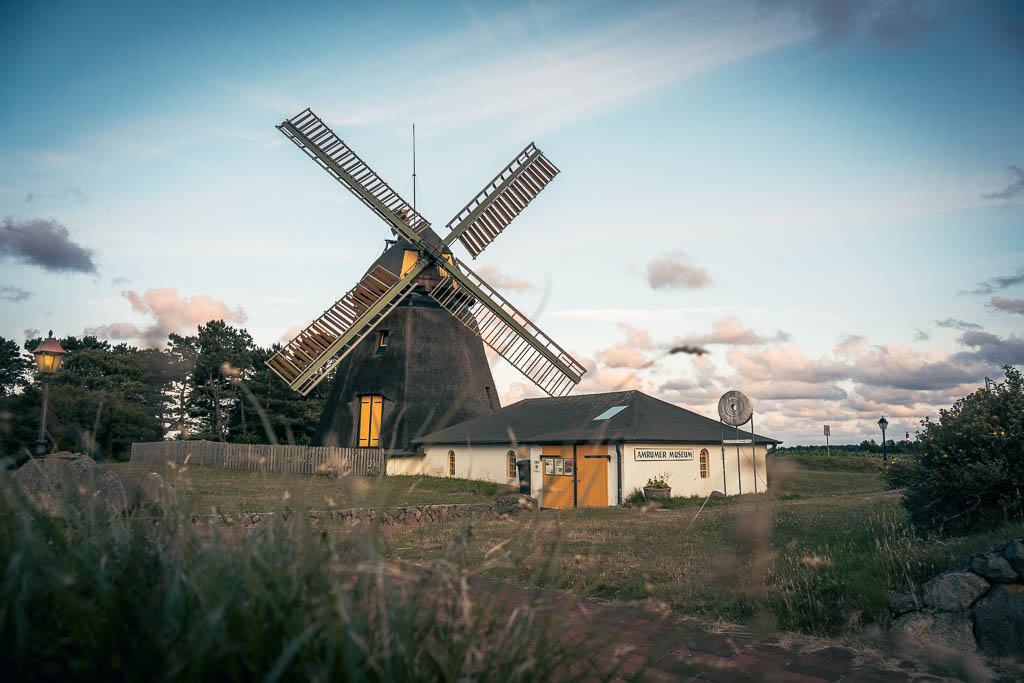 Die Amrumer Windmühle zum Sonnenuntergang