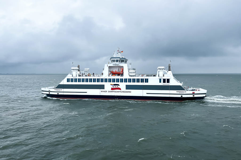 Ein Schiff der Wyker Dampfschiffs-Reederei