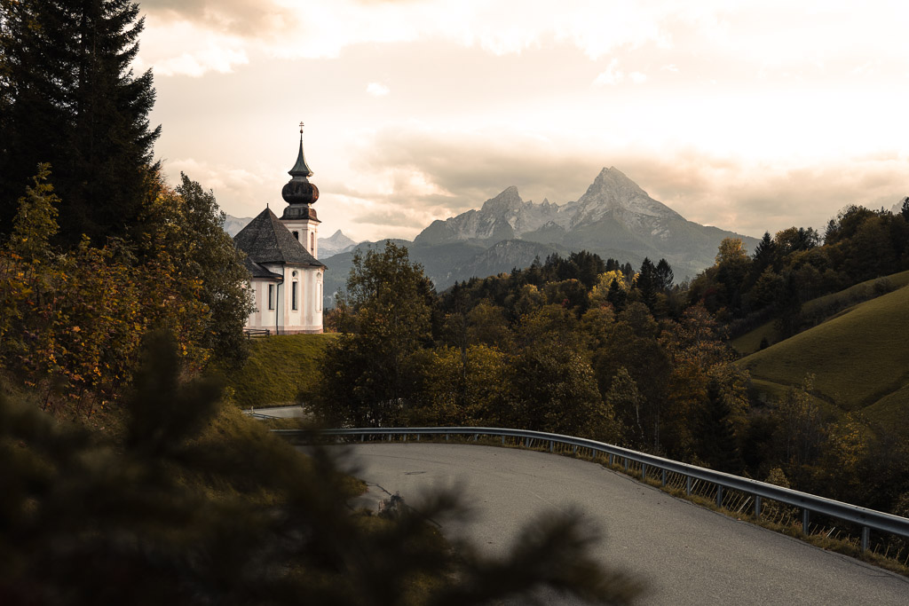 Die Wallfahrtskirche Maria Gern in Berchtesgaden zum Sonnenuntergang im Herbst