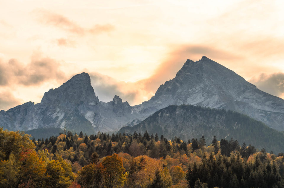 Goldenes Licht zur Herbststimmung in Berchtesgaden über dem Watzmann