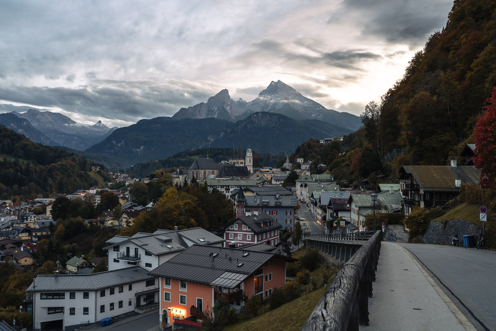 Blick über Berchtesgaden am Abend zum Watzmann