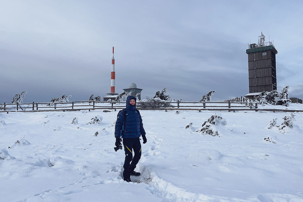 Fotograf im Schnee am Brockengipfel