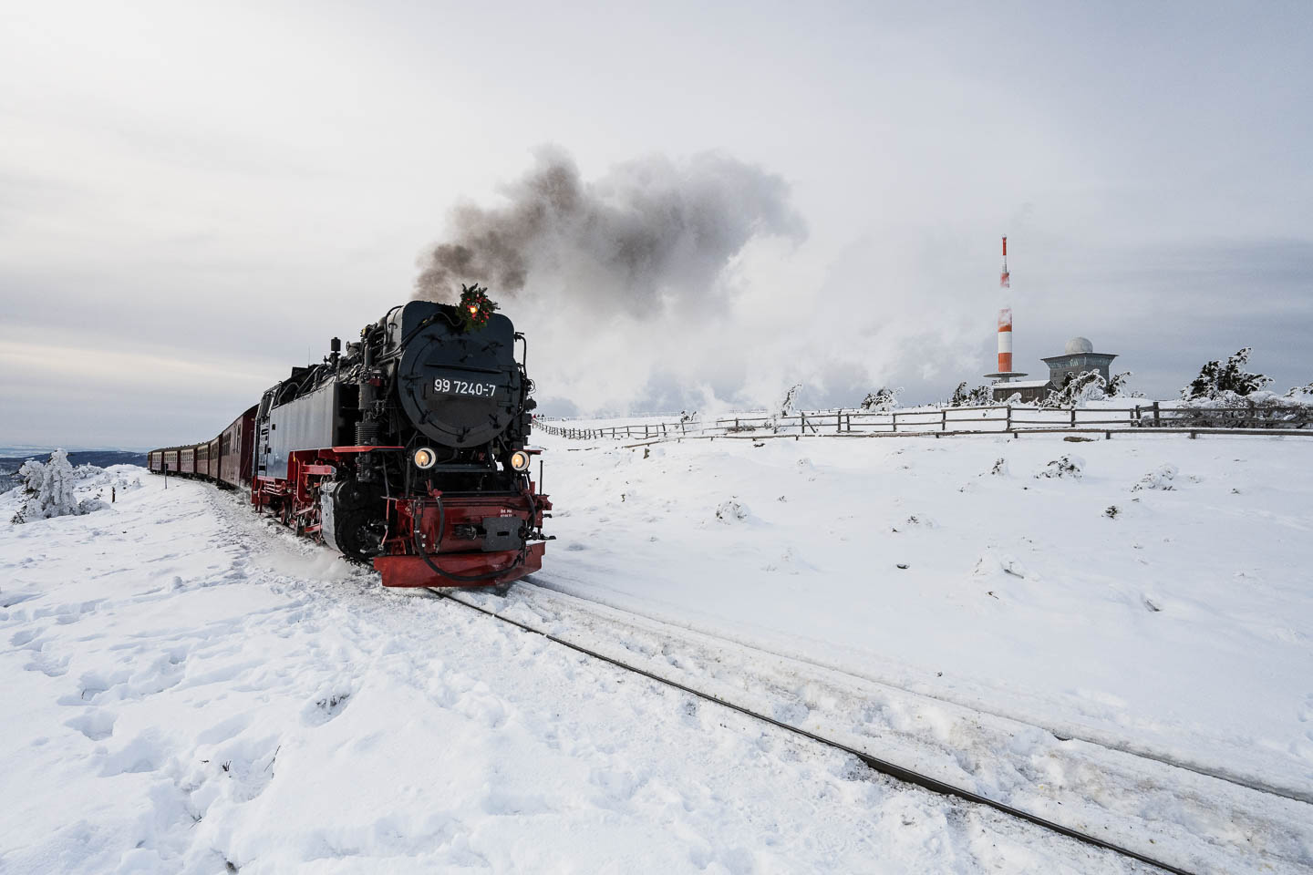 Die Brockenbahn fährt an der Teufelskanzel am Brocken im Schnee ein