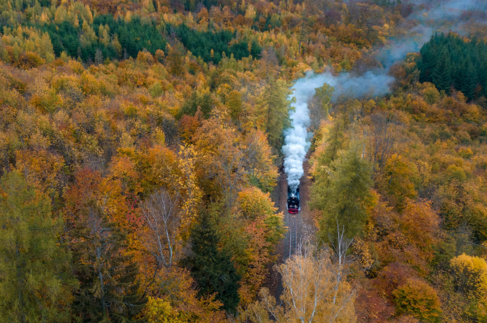 Drohnenaufnahme der Brockenbahn im Herbst