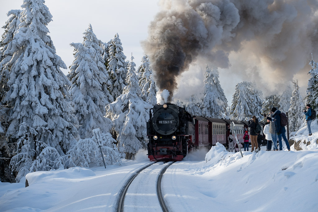 Die Brockenbahn fährt entlang des Goetheweg im Schnee