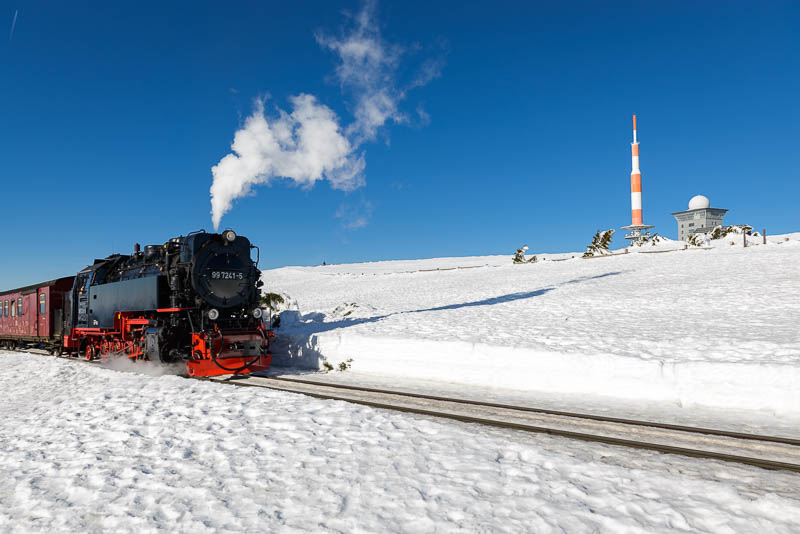 Brockenbahn auf dem Brocken im Schnee