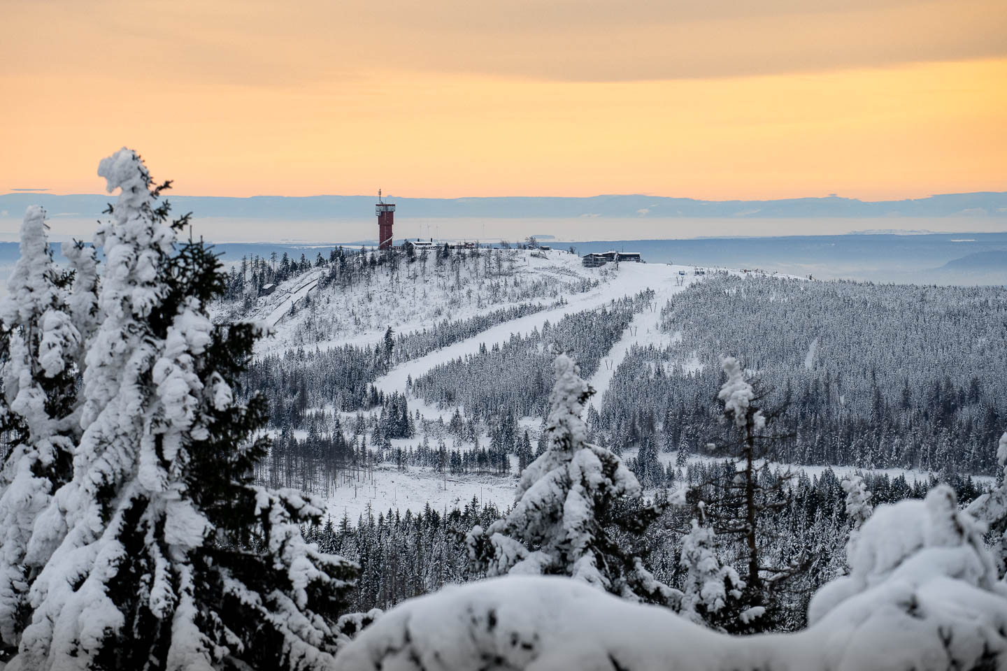 Blick zum Wurmberg im Schnee zum Sonnenuntergang vom Brocken