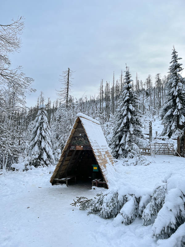 Schutzhütte am Eckerloch mit Stempelstelle der Harzer Wandernadel im Schnee