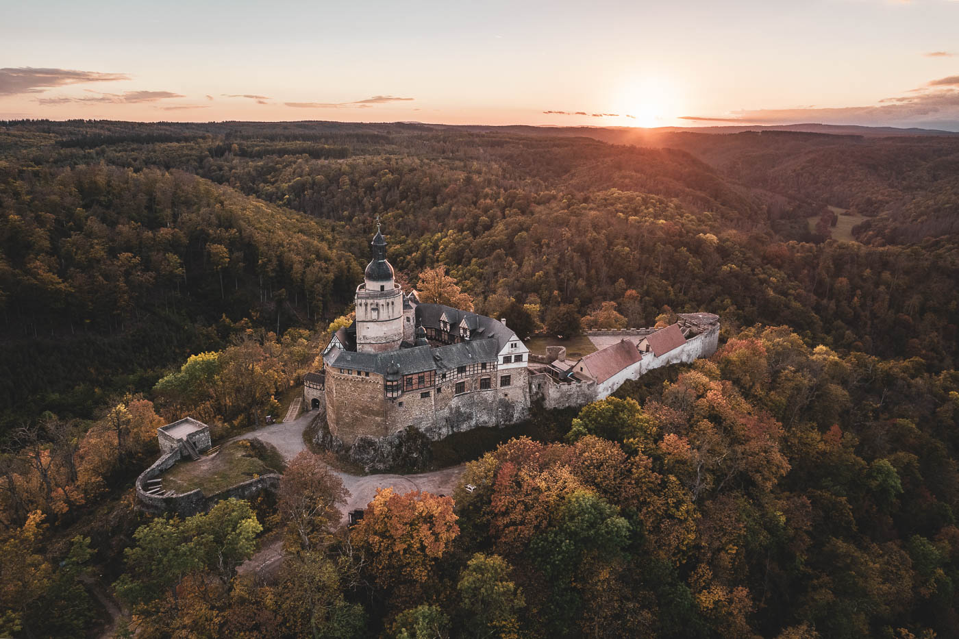 Burg Falkenstein zum Sonnenuntergang im Herbst