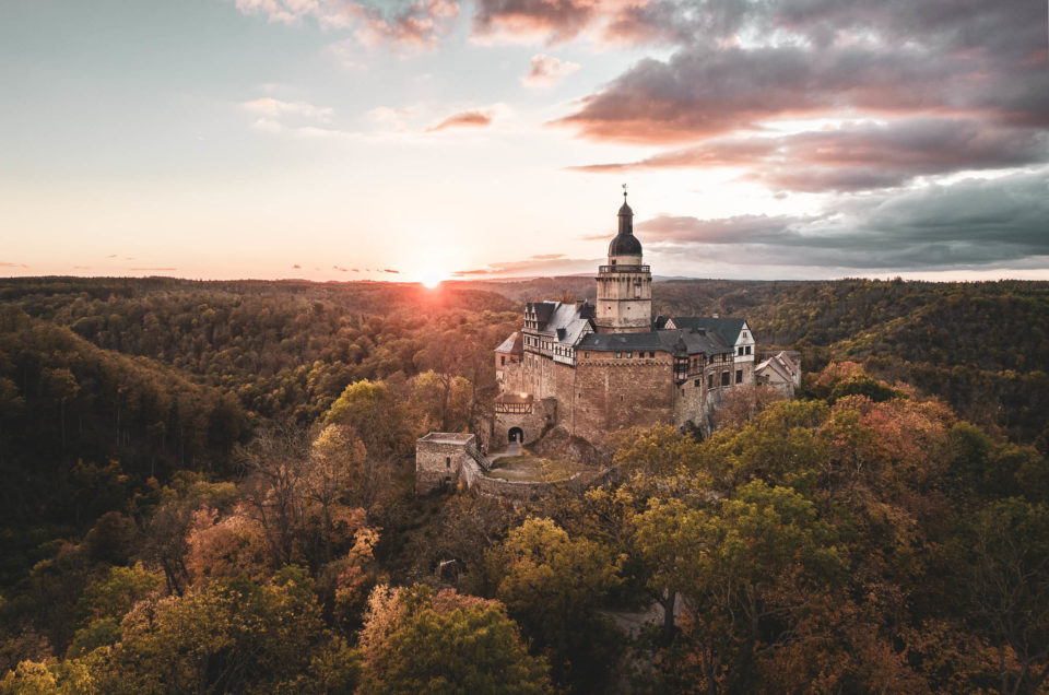 Burg Falkenstein zum Sonnenuntergang im Herbst