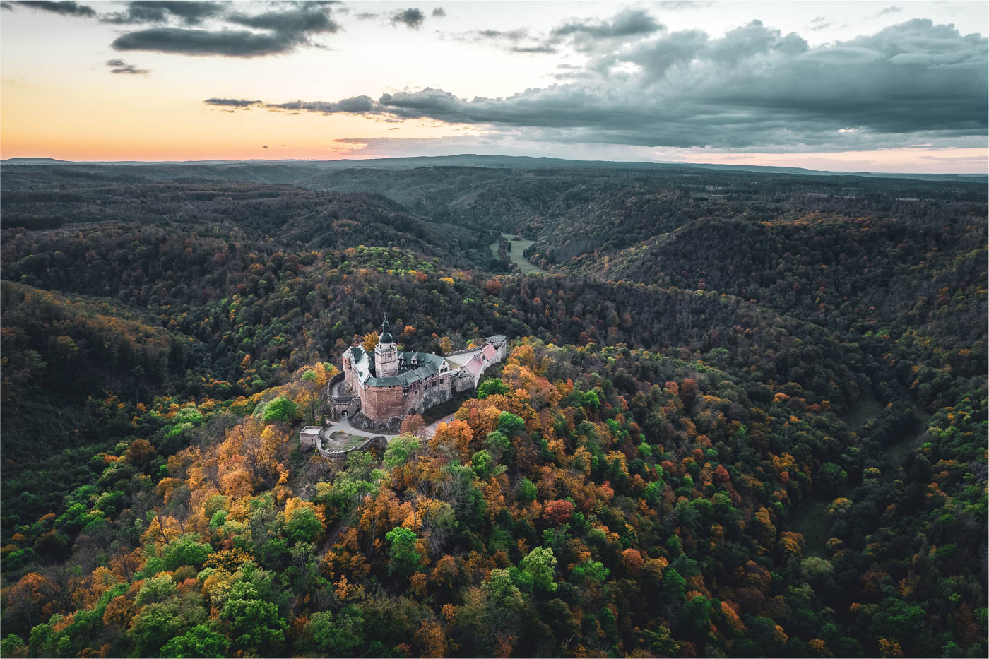 Burg Falkenstein eingebettet in die Herbstlandschaft