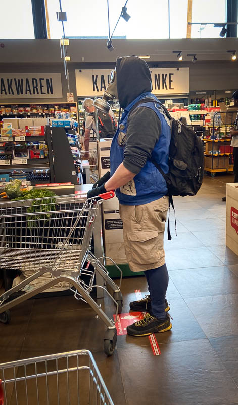 Mit der Gasmaske im Rewe-Supermarkt