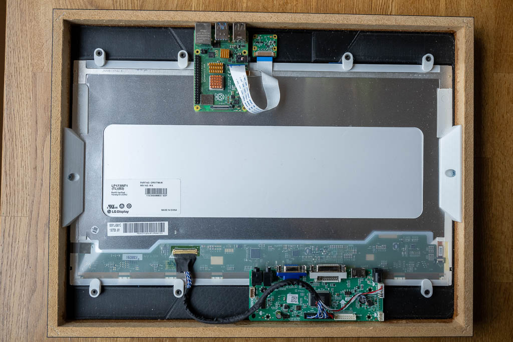 3D-gedrucktes Passepartout mit Raspberry Pi in einem Bilderrahmen von Ikea