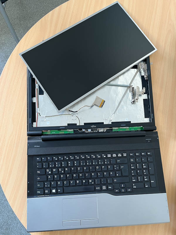 Alter Laptop mit ausgebautem Display