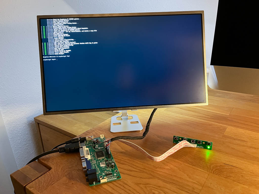 Alter Laptop-Display mit Controller Board an einem Raspberry Pi