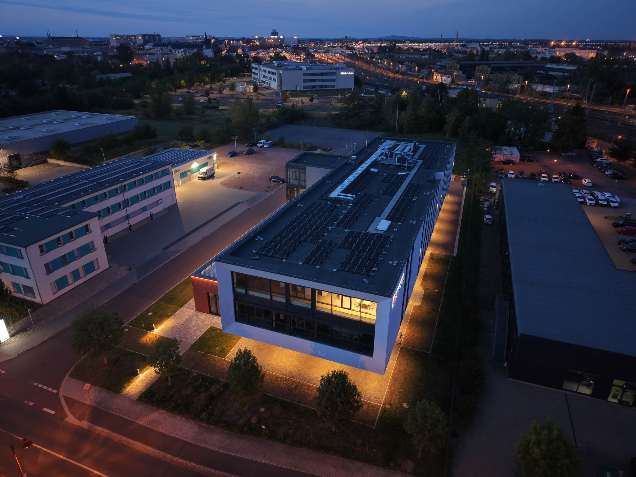 Luftfoto eines Gebäudes bei Dämmerung aus der DJI Mini 5 Pro