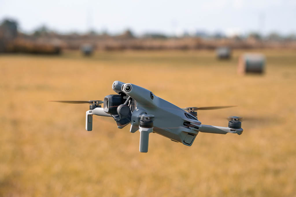 DJI Mini 5 Pro im Flug von der Seite