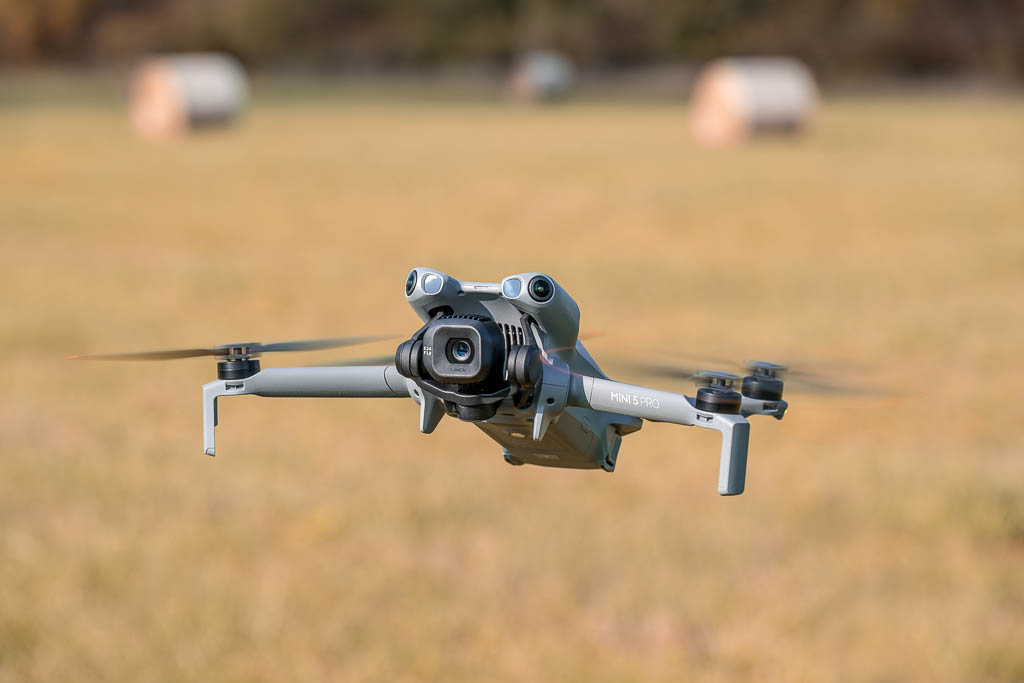 DJI Mini 5 Pro im Flug von vorne