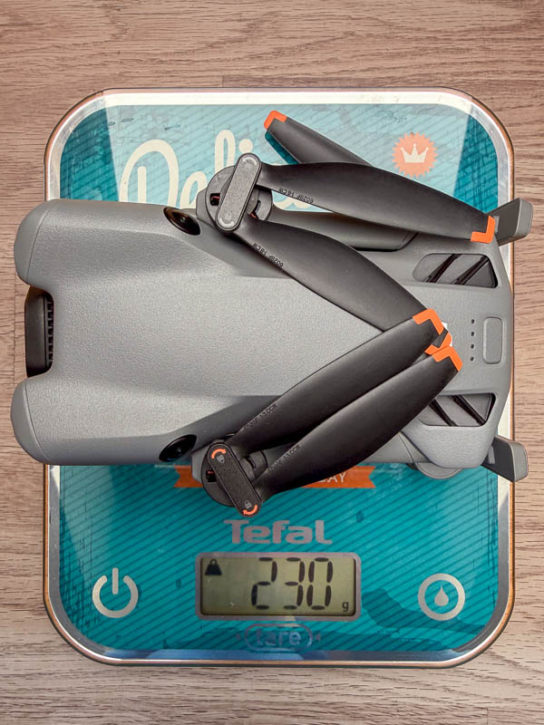 DJI Mini 5 Pro auf einer Küchenwaage zeigt 230g Gewicht an