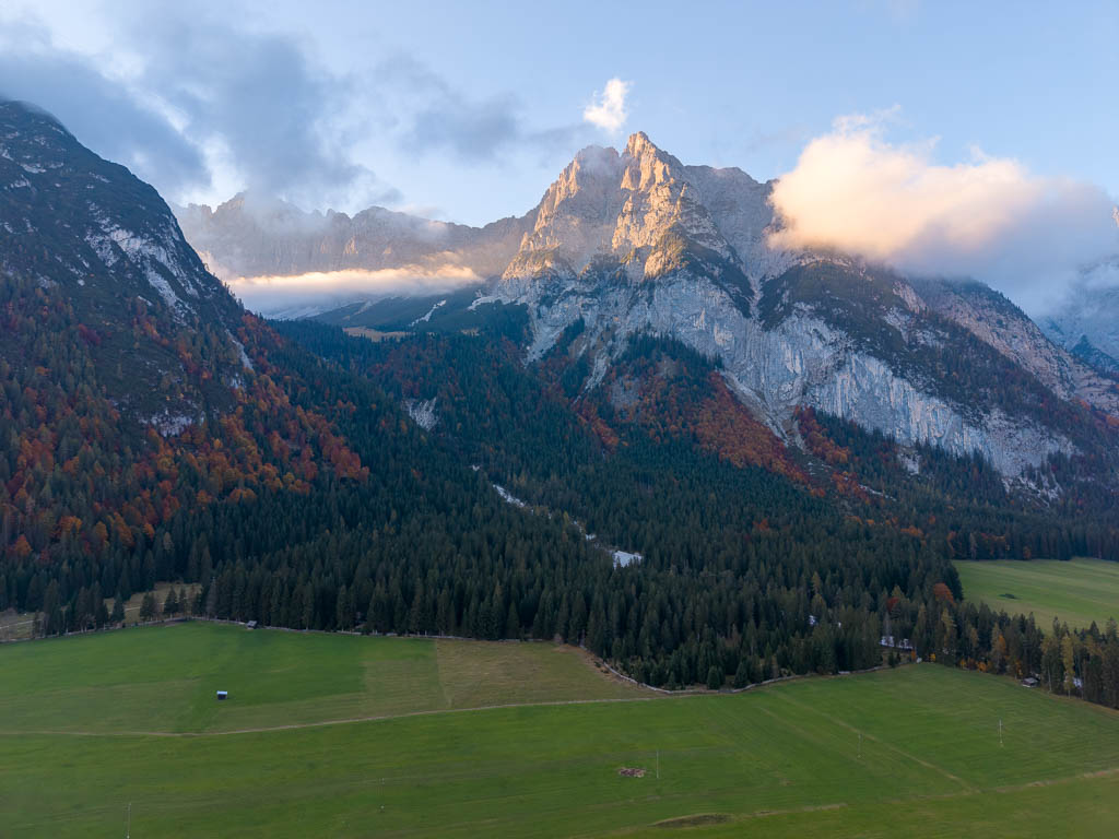 Die 120m Höhenlimit der DJI Mini 5 Pro beim Anflug auf einen Berg