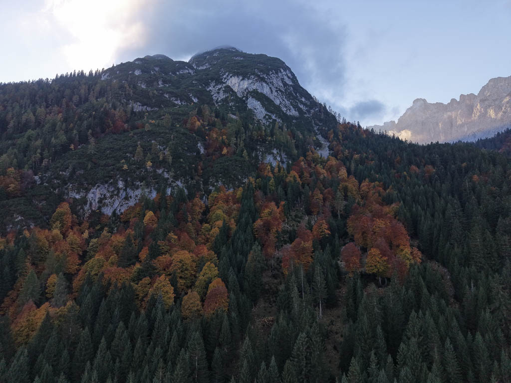 Die 120m Höhenlimit der DJI Mini 5 Pro in den Alpen an einem Berg