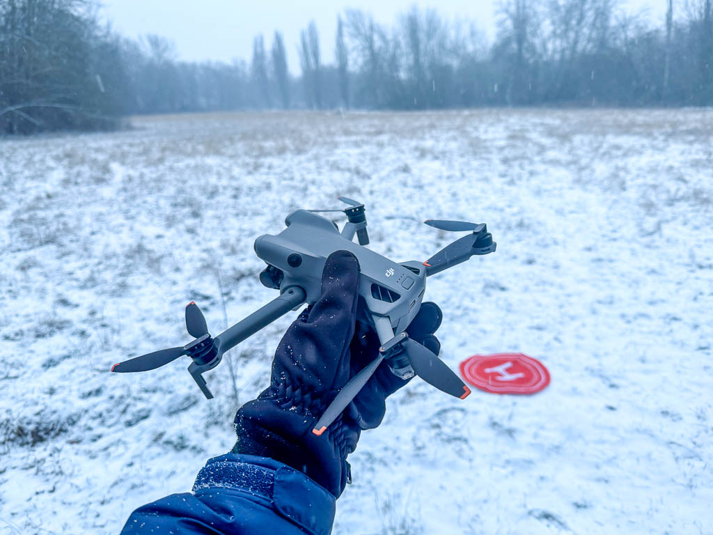 DJI Mini 5 Pro im Schnee