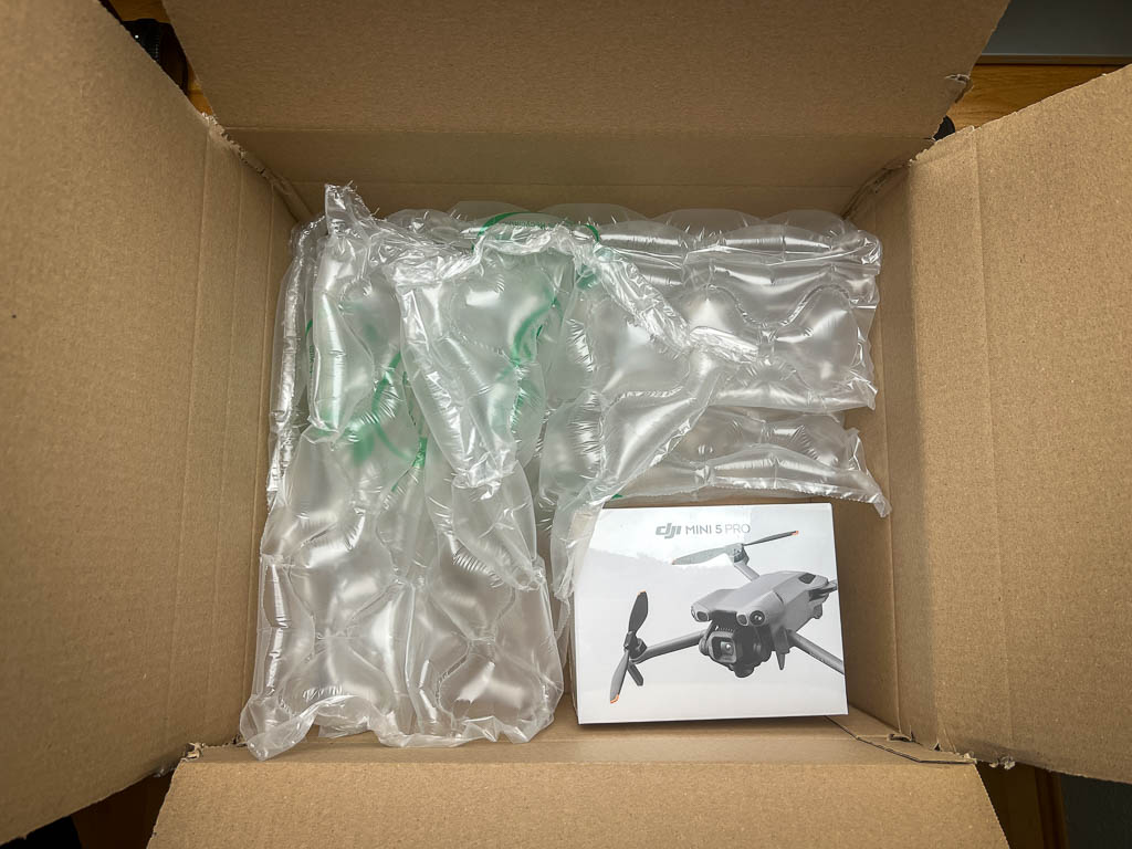 Verpackung der DJI Mini 5 Pro in einem Karton