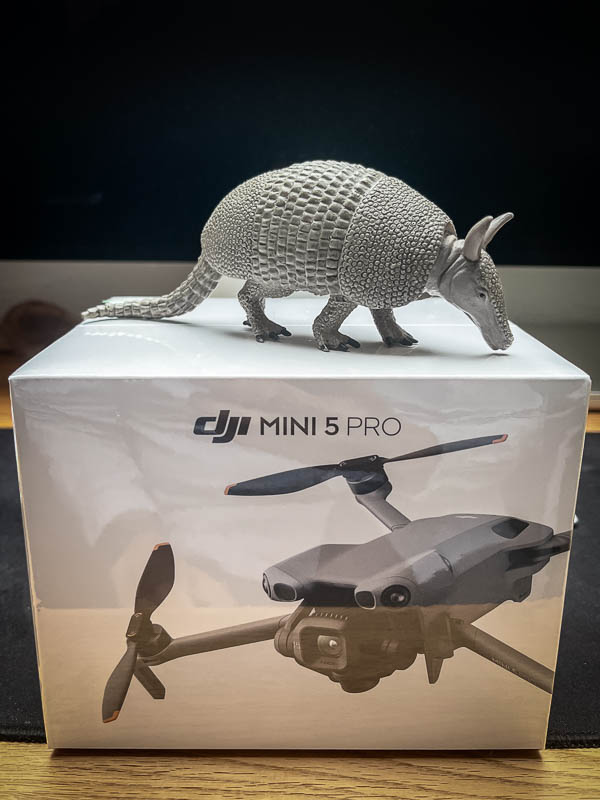 Verpackung der DJI Mini 5 Pro mit Gürteltier