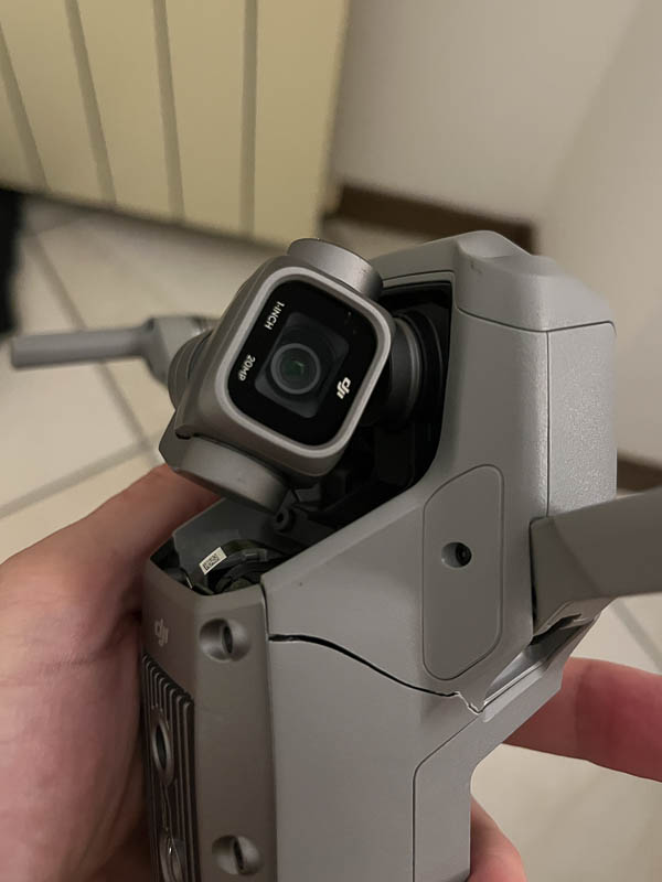 Gerissene mittlere Gehäuseschale der DJI Air 2S Drohne