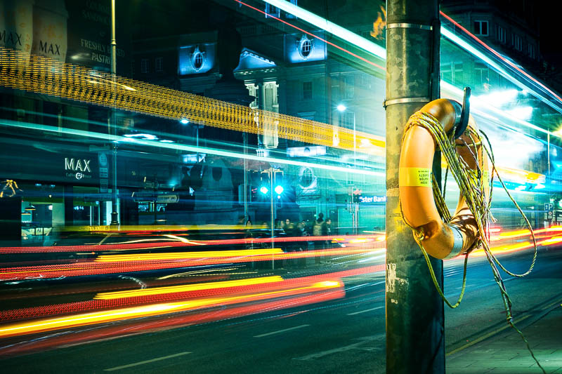 Langzeitbelichtung mit Bus in Dublin beim Nacht