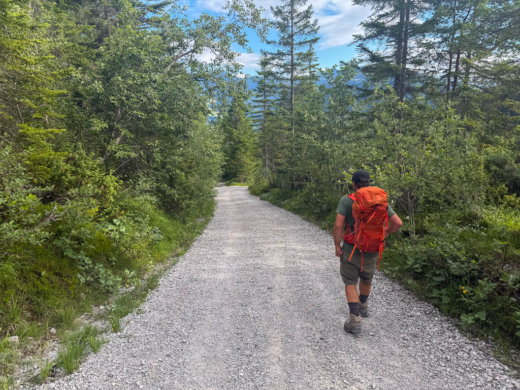 Schotterweg auf dem weiteren Abstieg in Richtung Maria Alm