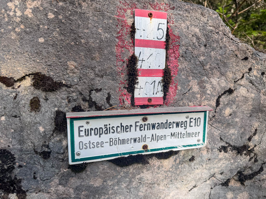 E10-Wanderschild am Kärlingerhaus zum Start der zweiten Etappe