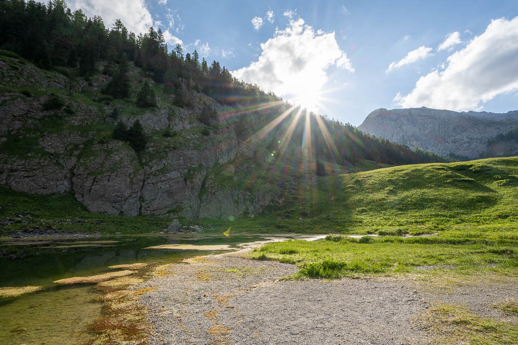 Morgensonne über den Bergen am Funtensee