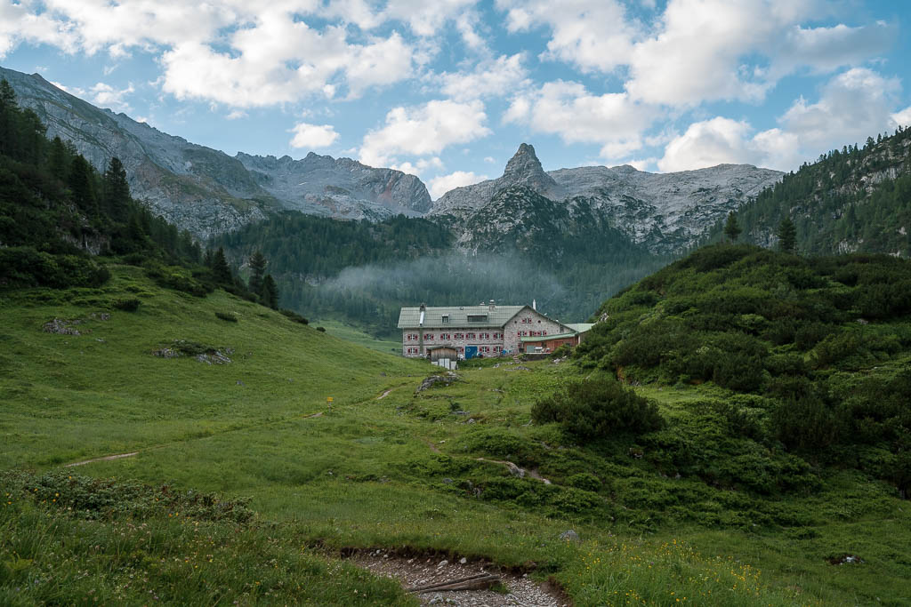 Wolkenband und Morgennebel am Kärlingerhaus