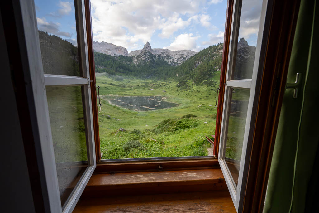 Blick aus dem Zimmerfenster des Kärlingerhauses auf den Funtensee