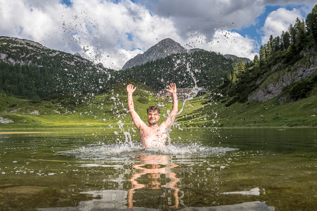 Wassertropfen in der Sonne beim Baden im Funtensee