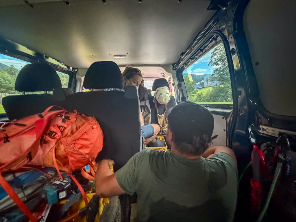 Mitfahrgelegenheit im Kleintransporter auf dem Weg von Maria Alm nach Saalfelden