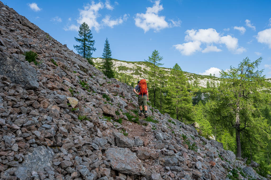 Steiniger Wanderweg auf dem Weg zum Riemannhaus