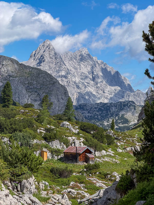 Kleine Holzhütte an der Weggabelung zum Riemannhaus
