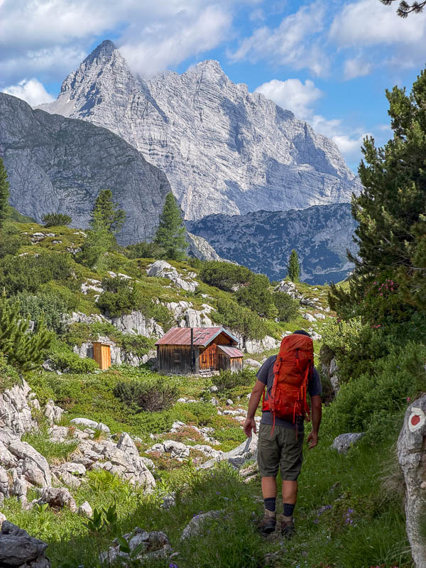 Holzhütte an der Abzweigung zum Riemannhaus