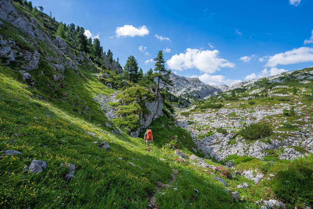 Unübersichtlicher Wanderweg im felsigen Gelände am Viehkogel